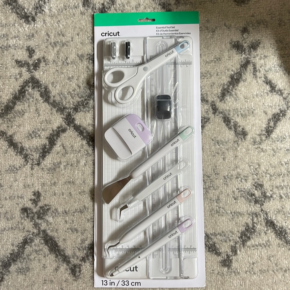 CRICUT ESSENTIAL TOOL SET